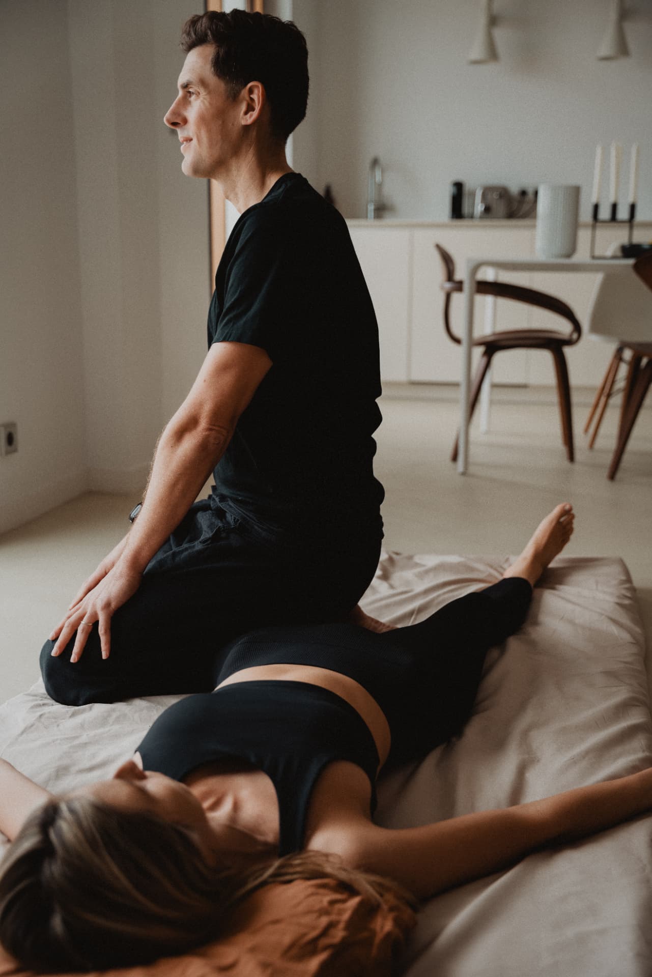 Julien Jacquier attentif pendant une séance de massage
